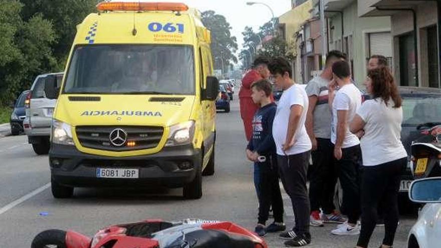 El ciclomotor, tirado en la vía tras el accidente. // Noé Parga