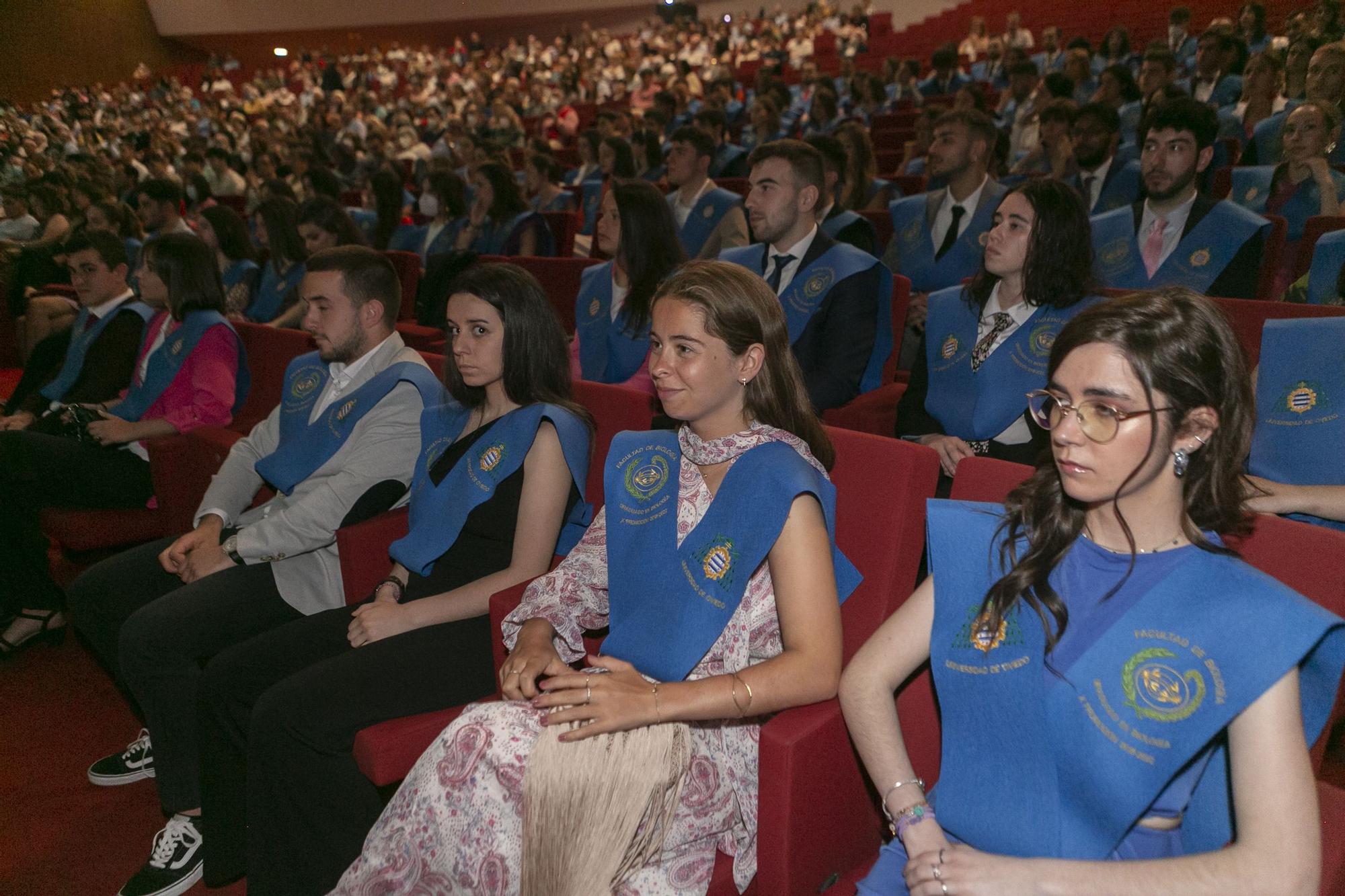 En imágenes: Así ha sido la graduación de Biología y Biotecnología en el Centro Niemeyer, en Avilés