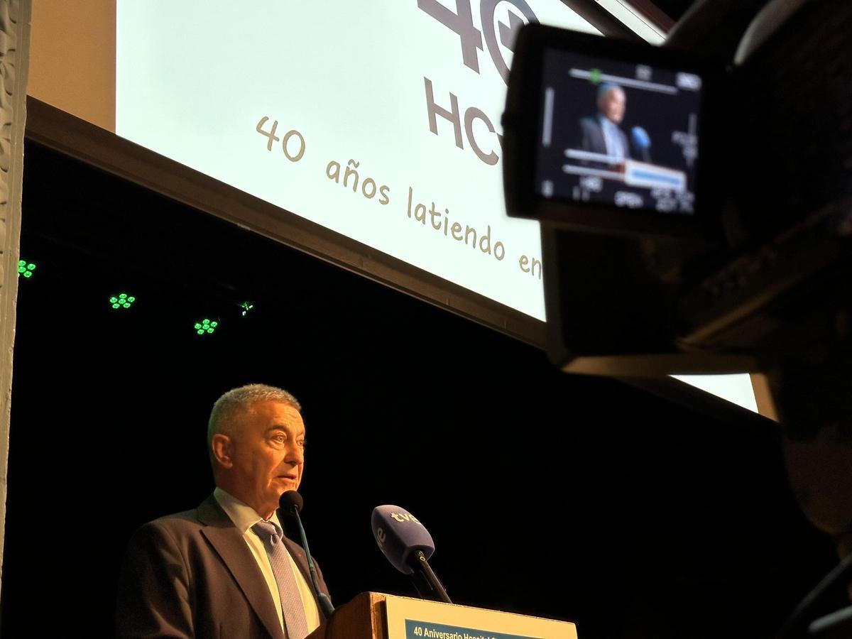 El médico durante su intervención en una de las jornadas dedicadas al cuarenta aniversario del hospital de Cangas.