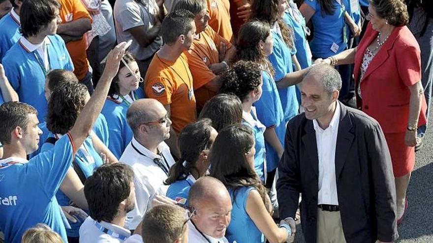 El presidente Camps saluda el miércoles a los trabajadores del circuito de Valencia.