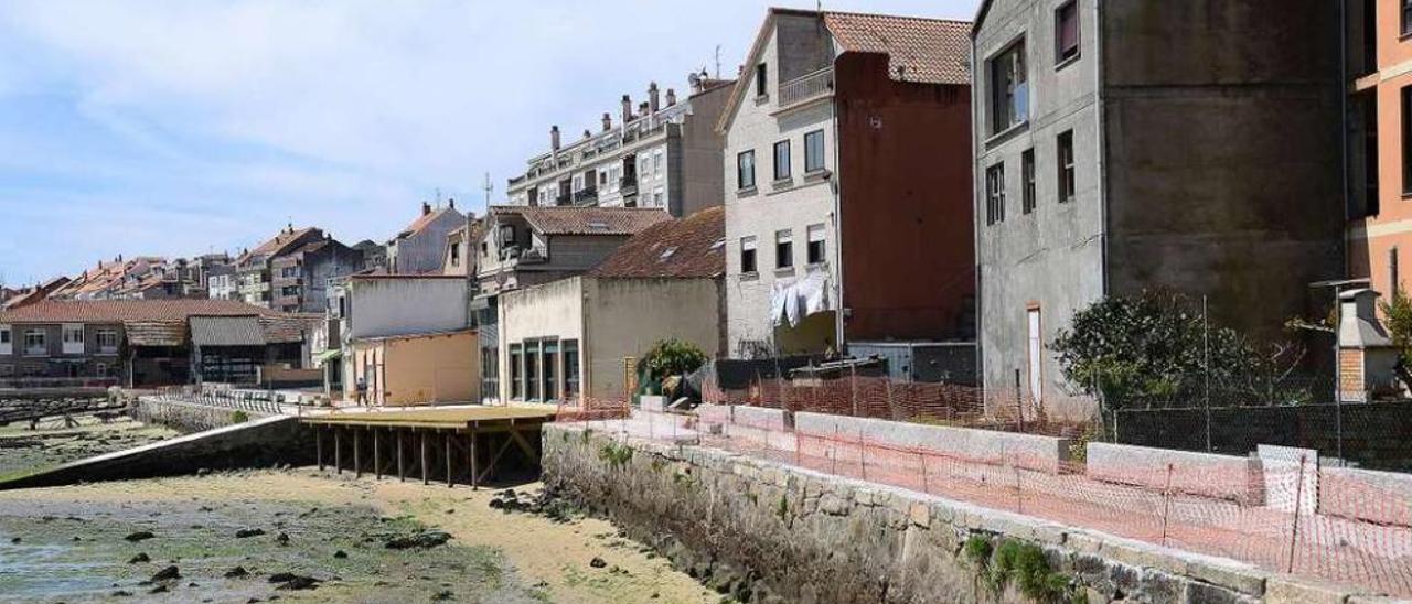 Frente marítimo de Seara con el paseo construido, y al fondo los astilleros en polémica. // S.A.