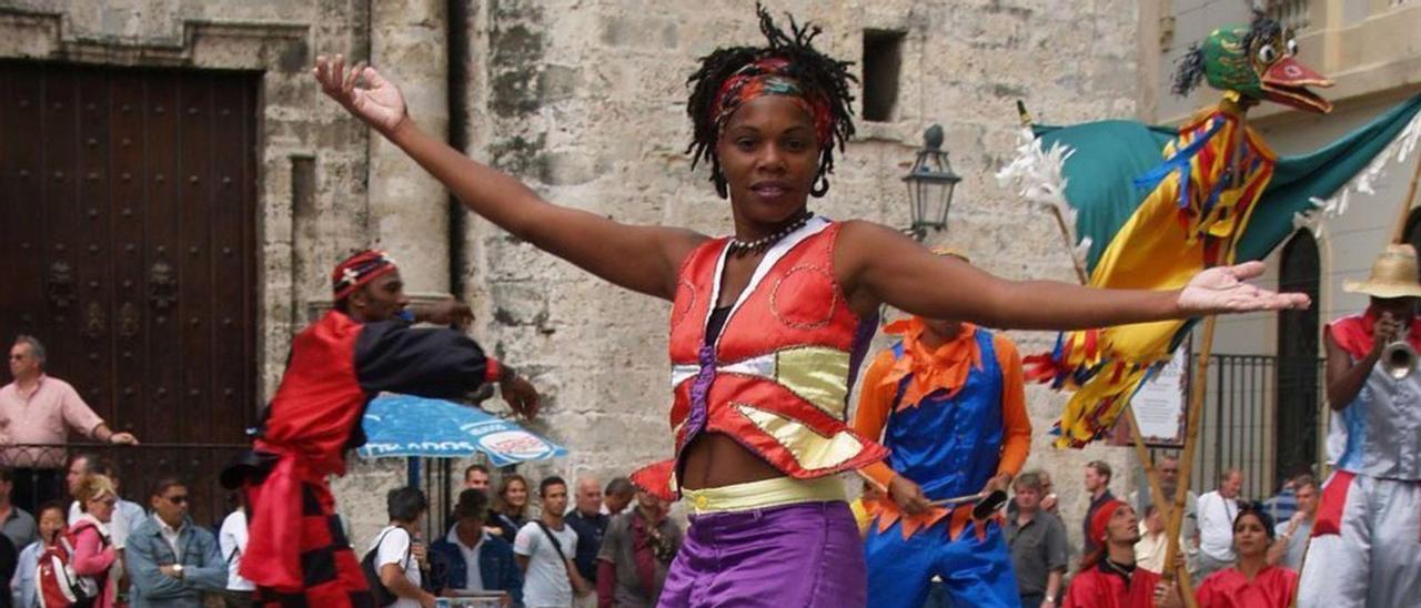 Muller cubana bailando unha rumba.
