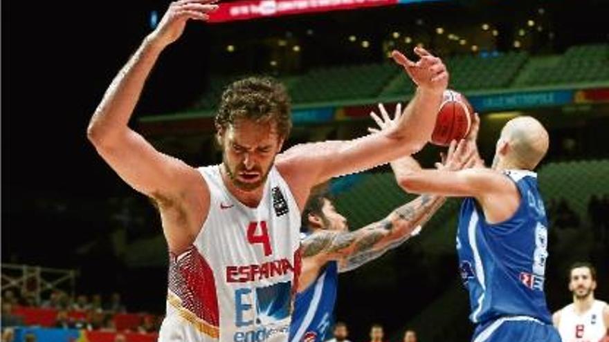 L&#039;aler pivot català Pau Gasol, en una acció de partit d&#039;ahir jugat a Lille.