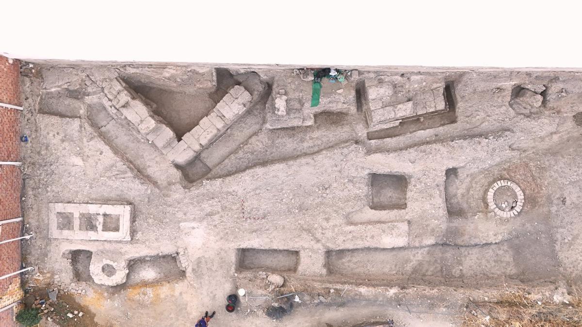Vista aérea de la zona de Alcalá del Río donde han sido localizados restos de una torre defensiva, calzada romana y un mausoleo.