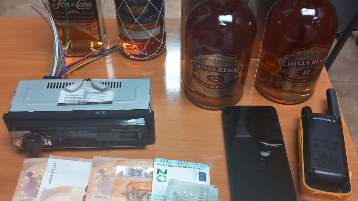 Botellas, dinero y móviles que los sospechosos llevaban encima.