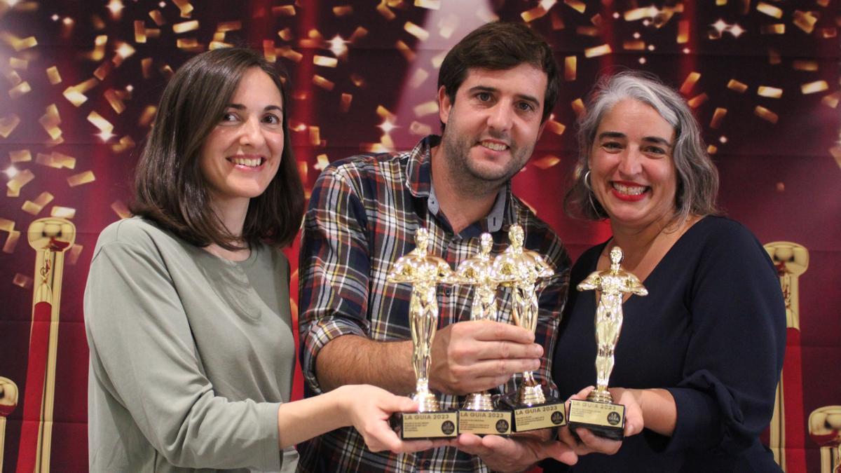 Gemma Roig, del celler Mas Llunes; Pau Albó, del celler cooperatiu d&#039;Espolla, i Anna Espelt, del celler Espelt, amb el seu guardó de la Guia de Vins de Catalunya.