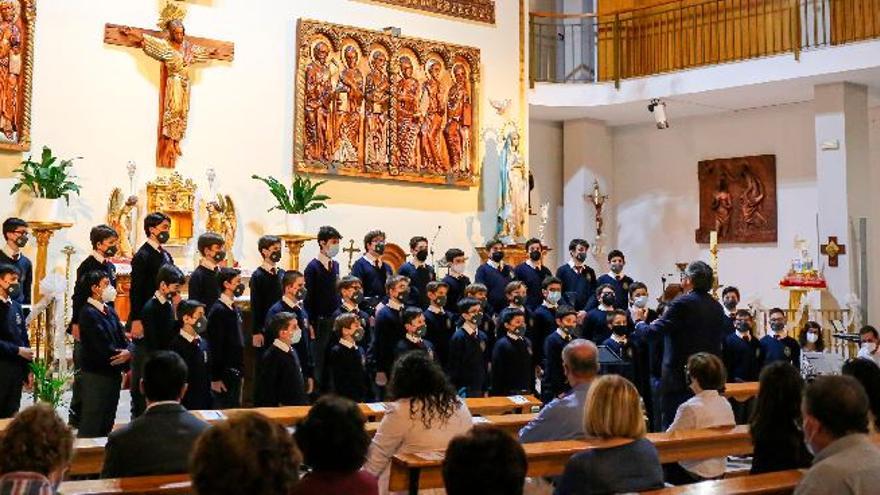 Los niños de la Escolanía de la Basílica de los Desamparados deleitaron a los asistentes a la cita de Vila-real.