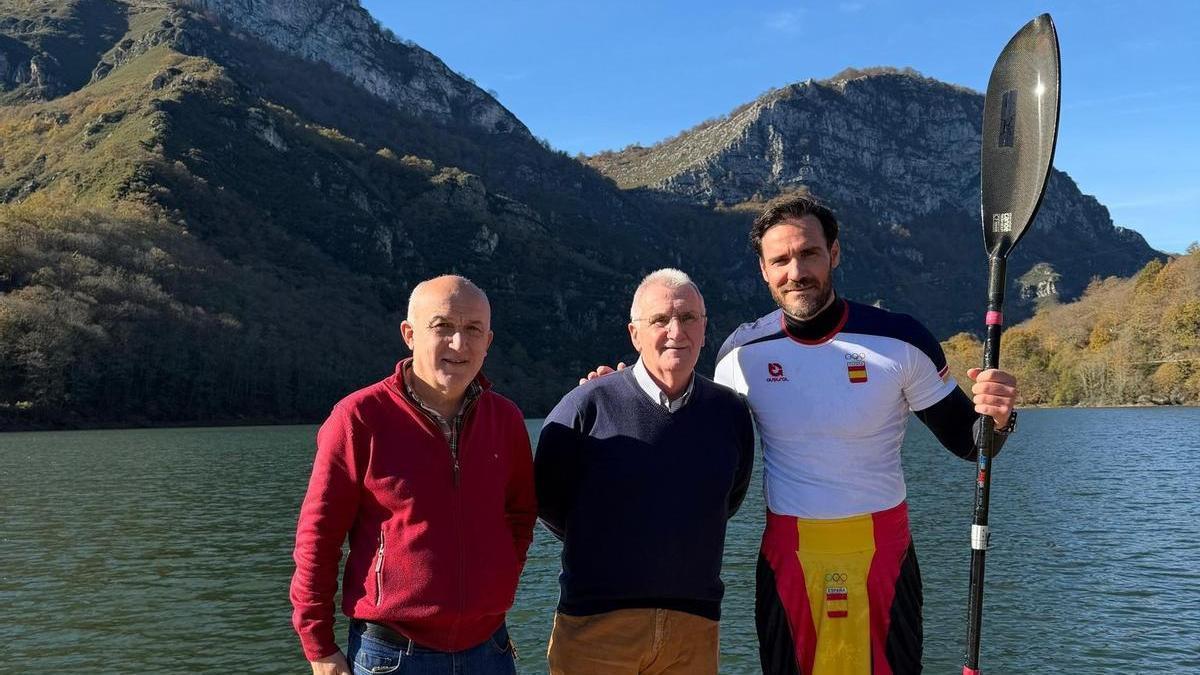 José Manuel García, Miguel Fernández y Saúl Craviotto, en el embalse de Tanes.