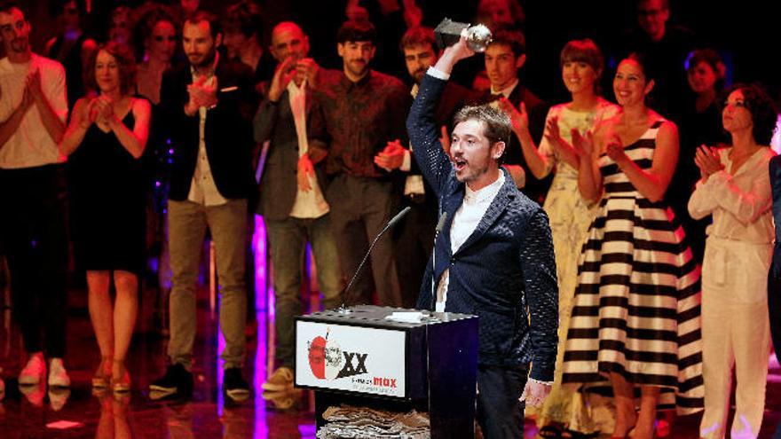 Jon Maya Sein, de la compañia Kukai Dantza, recibe el Max al Mejor Espectáculo de Danza por &#039;Oskara&#039;, durante la gala en el Palau de Les Arts Reina Sofía.