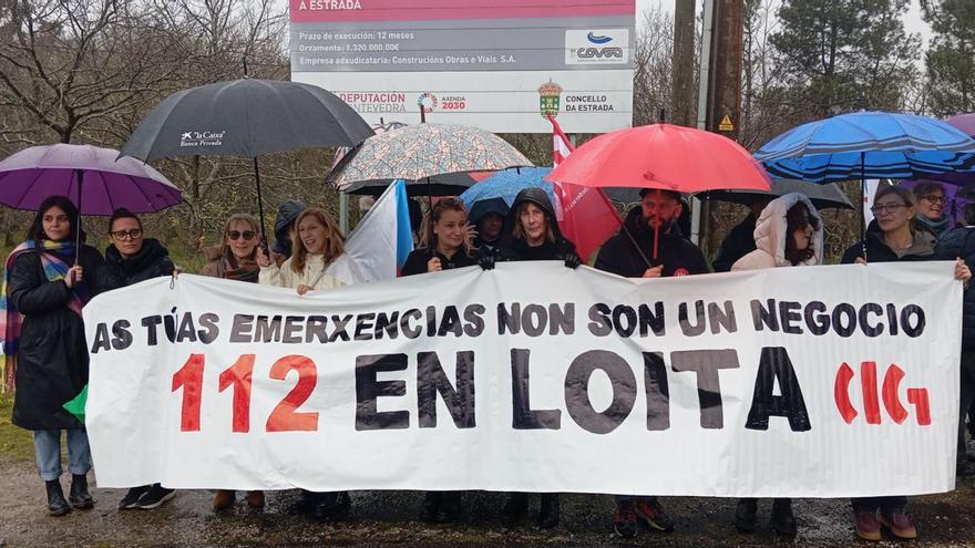 Un grupo de manifestantes, ayer, ante las instalaciones del CIAE.