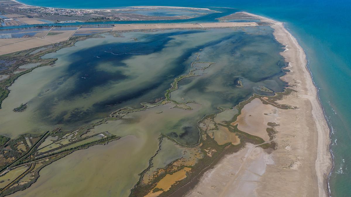 Vista aérea de una zona costera del delta del Ebro.