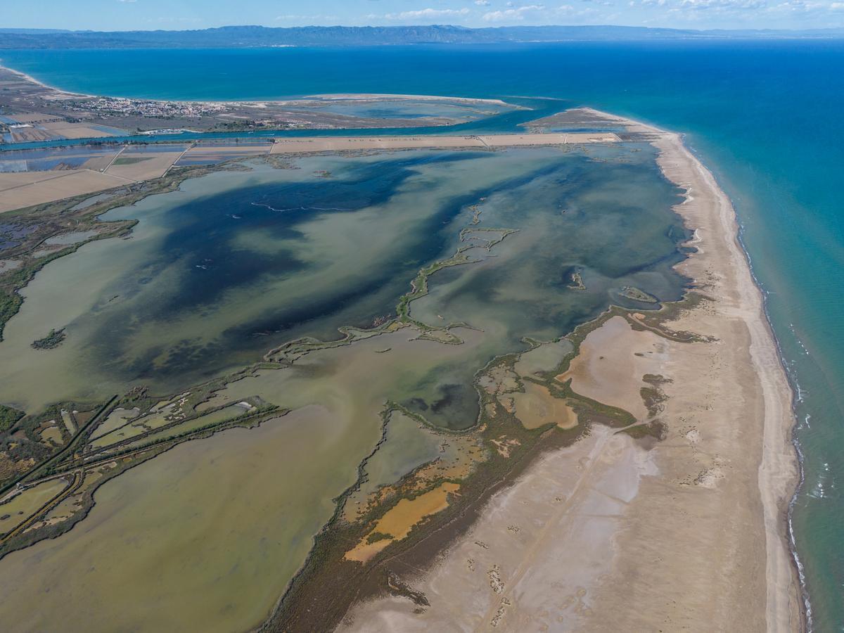 Vista aérea de una zona costera del delta del Ebro.