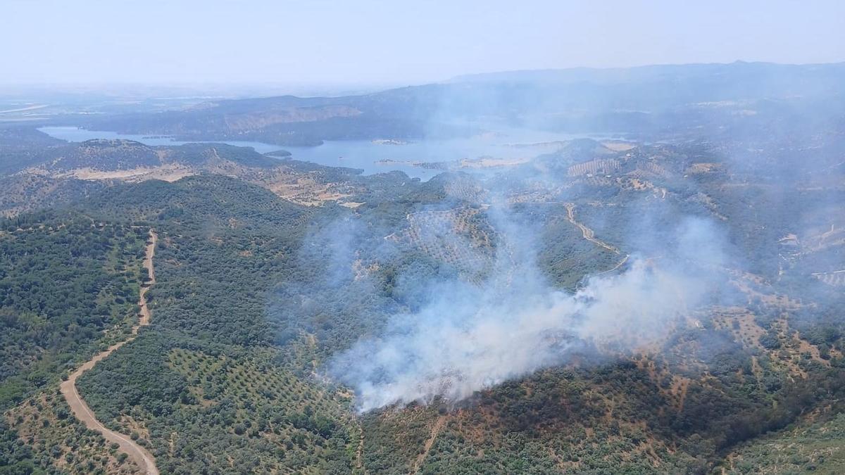 Vista aérea del incendio forestal que afecta a La Sierrezuela de Adamuz.