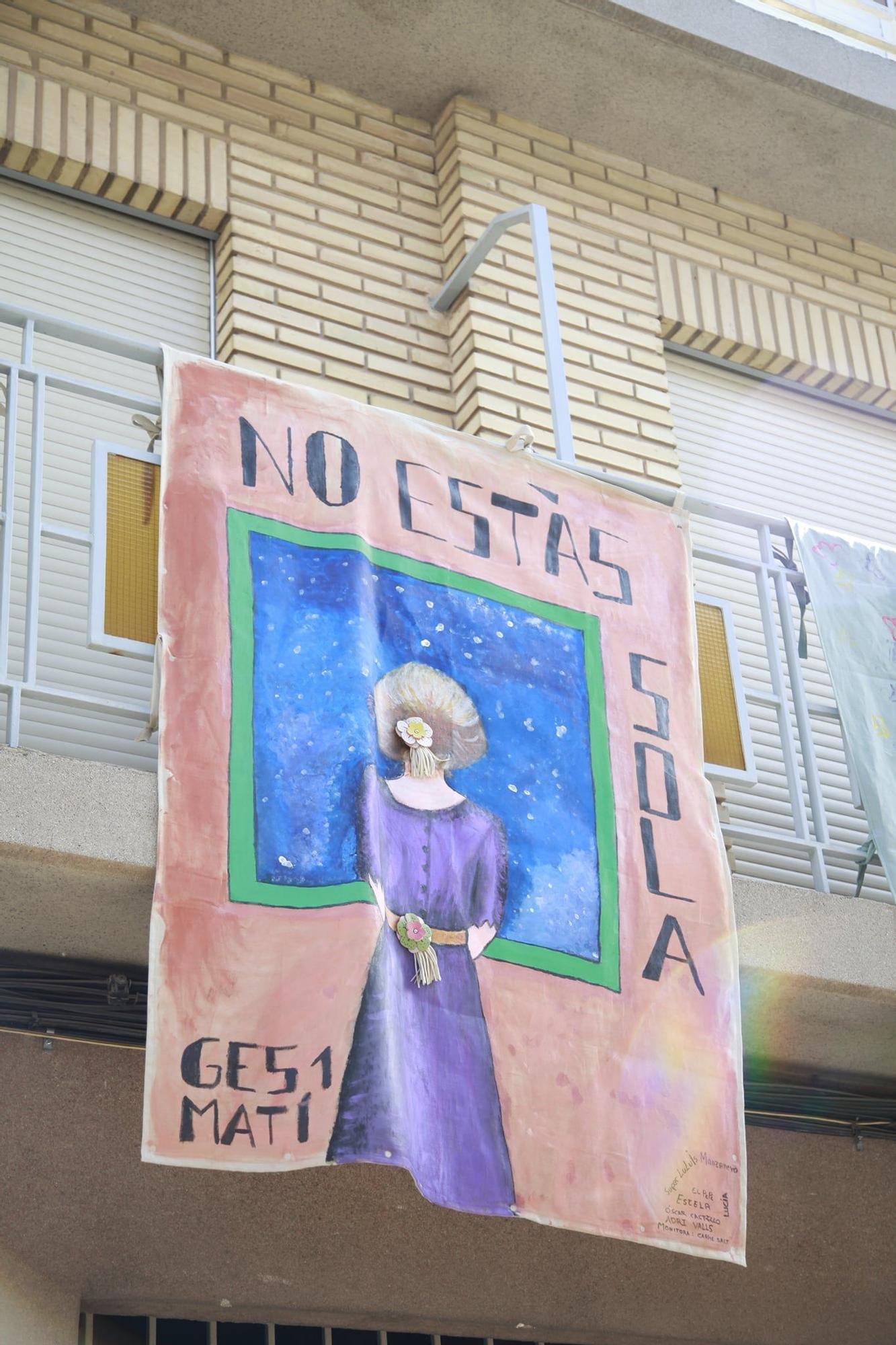 El feminismo   se reivindica   en los balcones   de Picanya