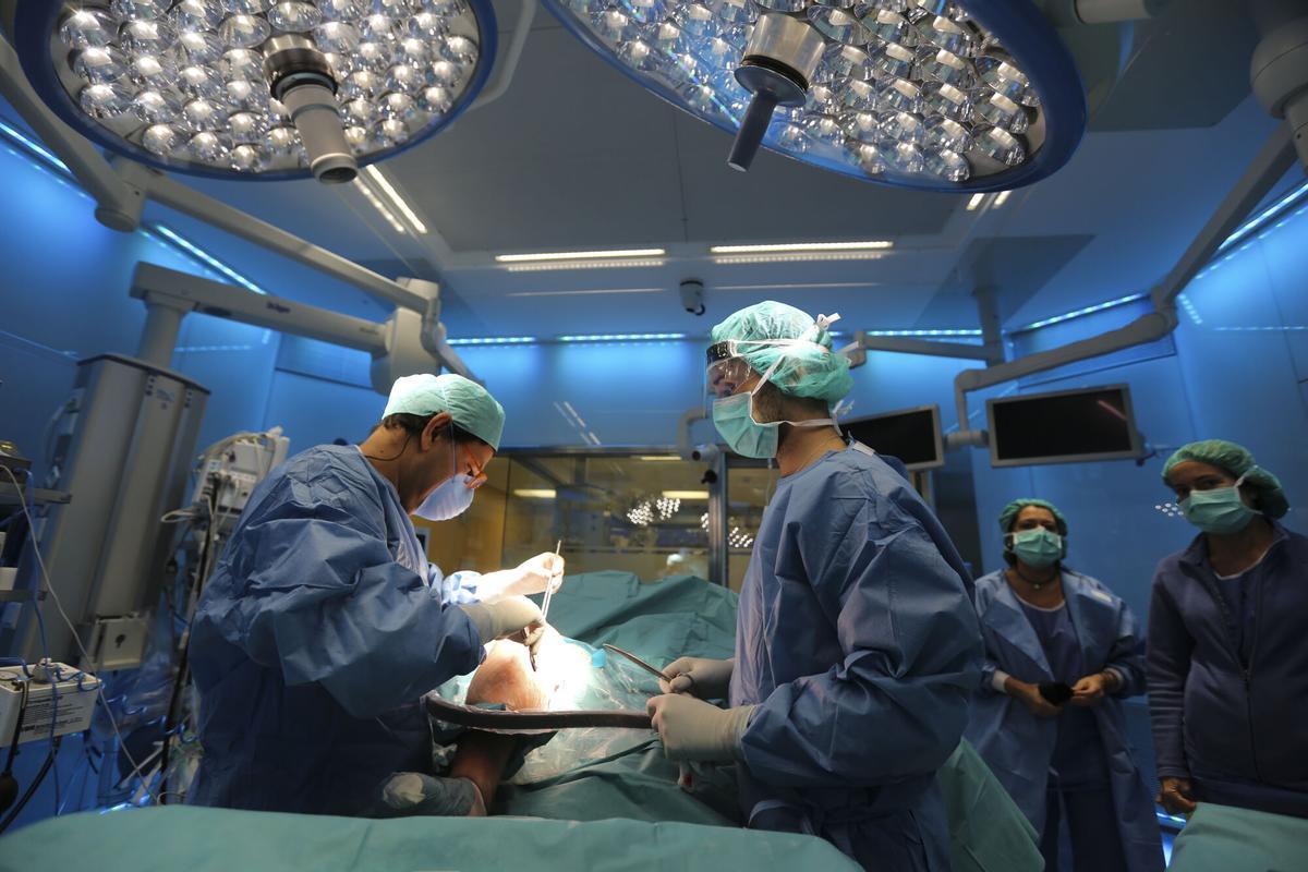 Barcelona (Barcelones) 04/12/2014 Cuaderno del domingo Reportaje sobre el funcionamiento del Hospital Clinic. En la foto sala de quirofano FOTO DANNY CAMINAL. SANIDAD. INTERVENCION QUIRURGICA