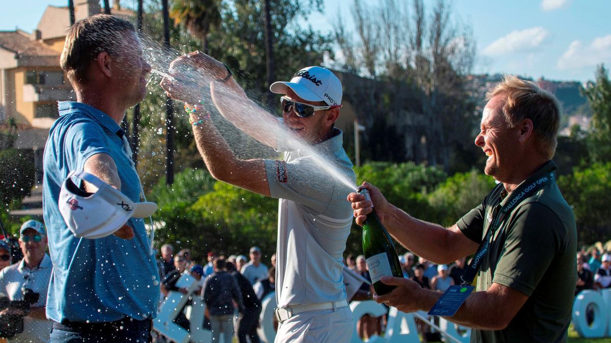 Jeff Winther es regado con cava tras su victoria en Mallorca