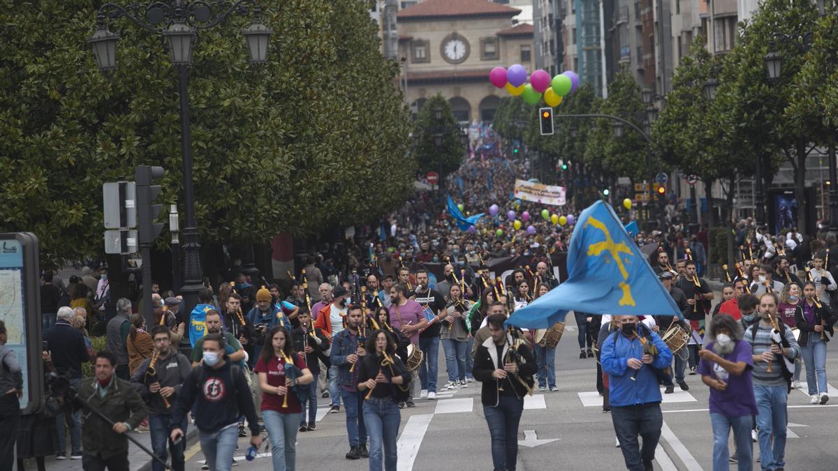 Los partidarios de la cooficialidad del asturiano se manifiestan en Oviedo