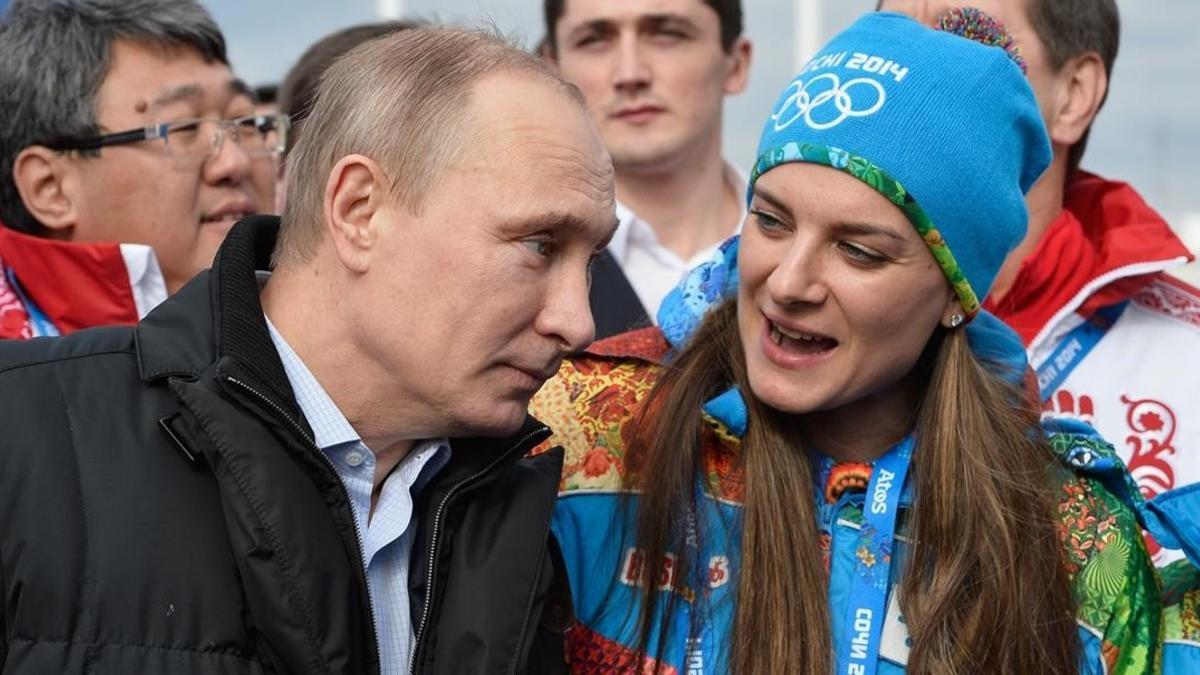 La pertiguista Yelena Isinbayeva, junto al presidente Vladimir Putin, en los Juegos de Sochi-2014