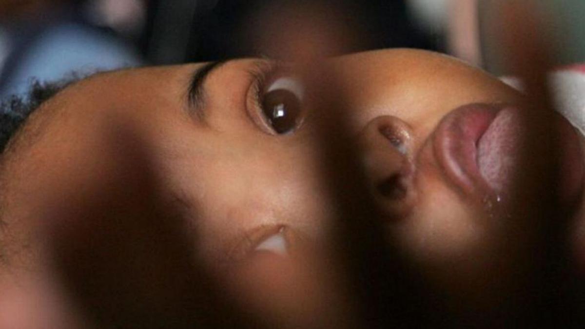 Un nadó orfe i malalt de sida en un centre d’una església de  Johannesburg. | JON HRUSA / EFE