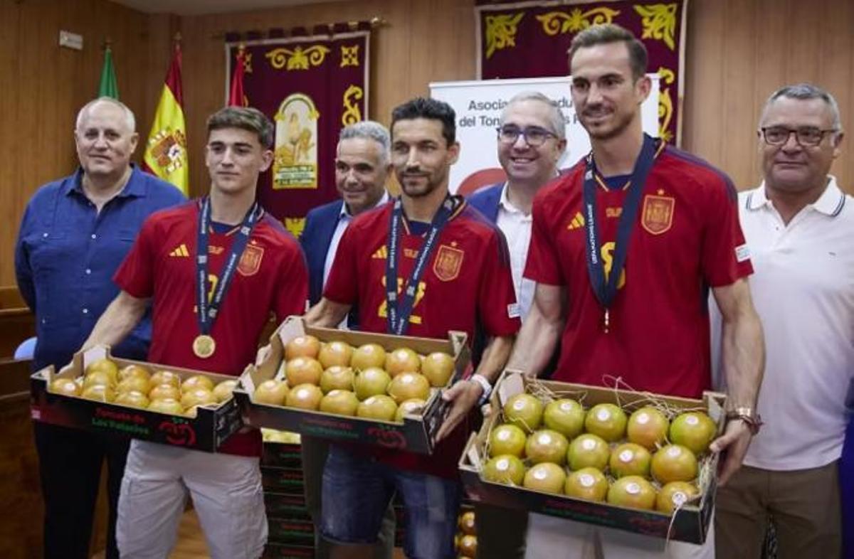 Gavi, Jesús Navas y Fabián Ruiz con autoridades del Ayuntamiento de Los Palacios
