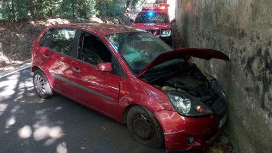 Coche que chocó ayer en Mera.