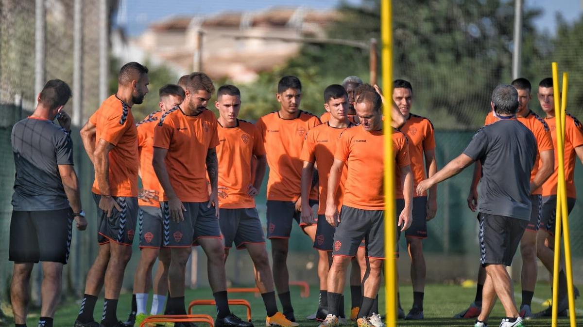 Los jugadores del Elche entrenando en Algorfa