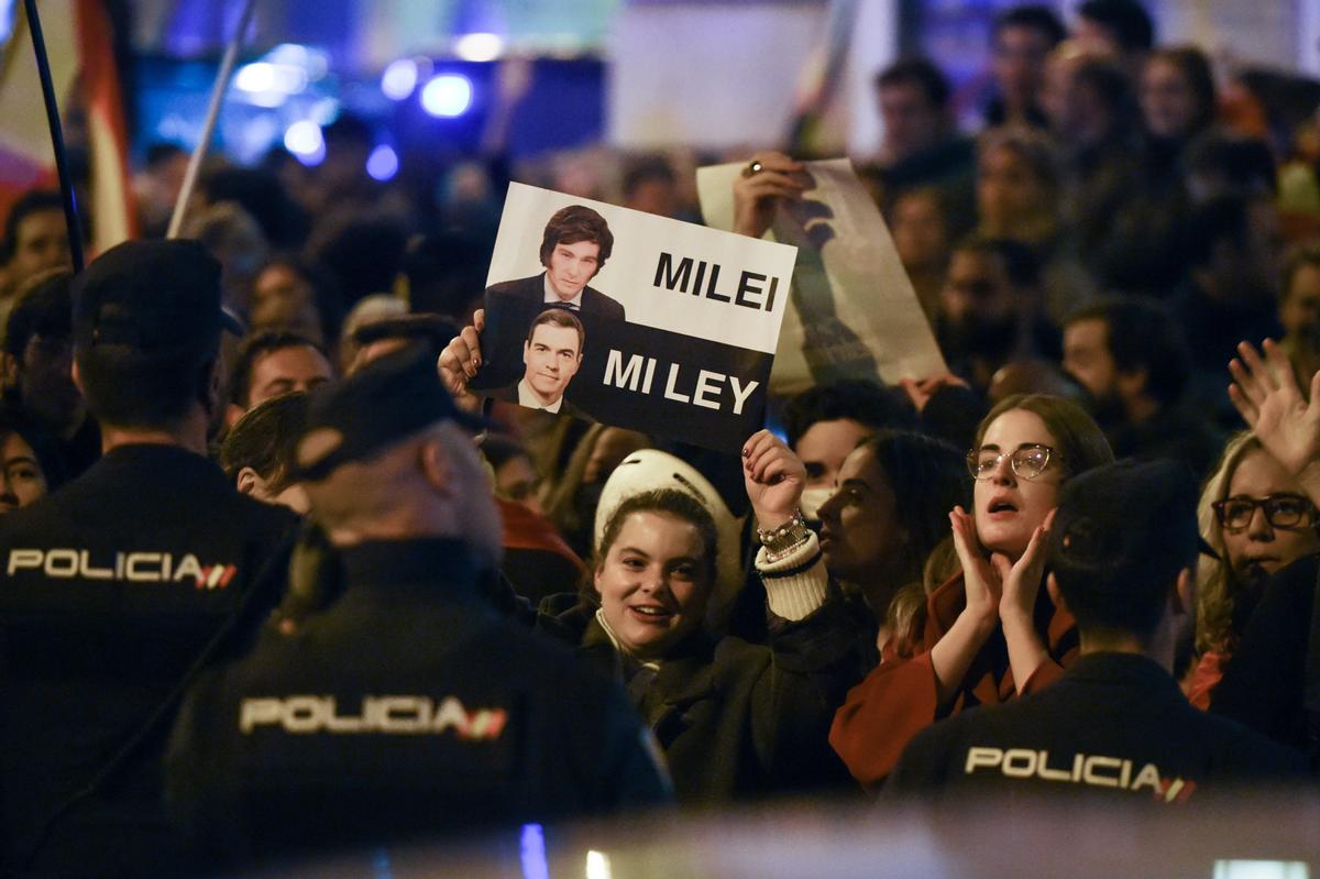 Decenas de personas durante una manifestación contra la amnistía frente a la sede del PSOE en Ferraz, a 20 de noviembre de 2023, en Madrid (España).