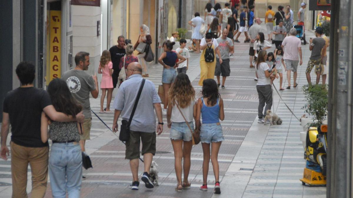 Figueres en ple auge turístic i comercial pels carrers de la ciutat. | SANTI COLL