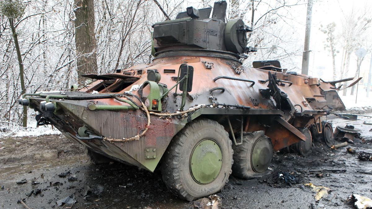 Un vehículo militar destruido se puede ver en las afueras de Kharkiv