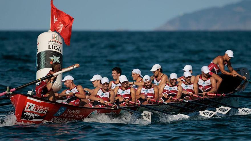 La trainera del Club de Mar Bueu durante una virada en la regata de ayer.