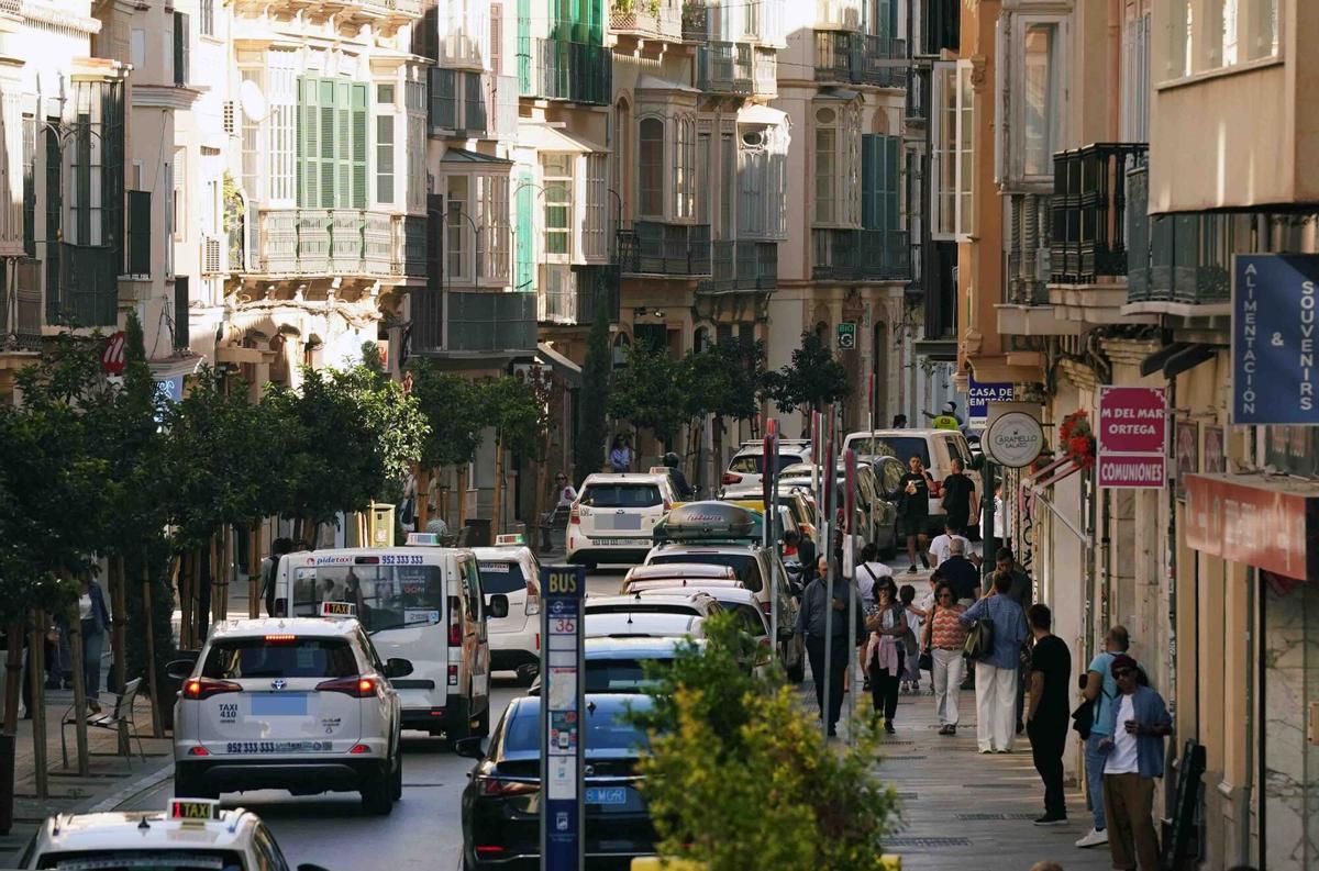 MLG 21-10-2024.-Miles de vehículos circulan por las calle del casco histórico donde desde hoy se aprueba la ordenanza de la regulación de la Zona de bajas Emisiones, ZBE