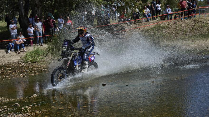 La piloto zamorana Sara García regresa con victoria en la Baja Extremadura