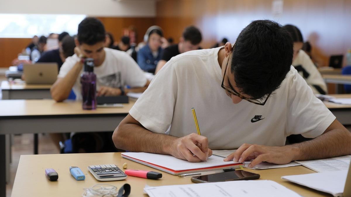 Estudiantes preparando la EBAU 2022/2023 en la Biblioteca del Estado de Las Palmas de Gran Canaria.