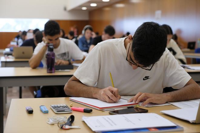 Estudiantes preparando la EBAU 2022/2023 en la Biblioteca del Estado de Las Palmas de Gran Canaria