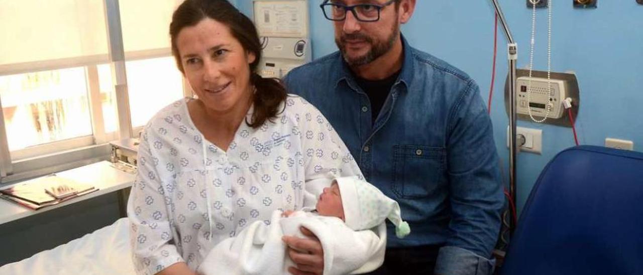 La pequeña Carmen junto a sus padres, Marta Nesta y José R. Esturao, nació el 1 de enero. // R. Vázquez