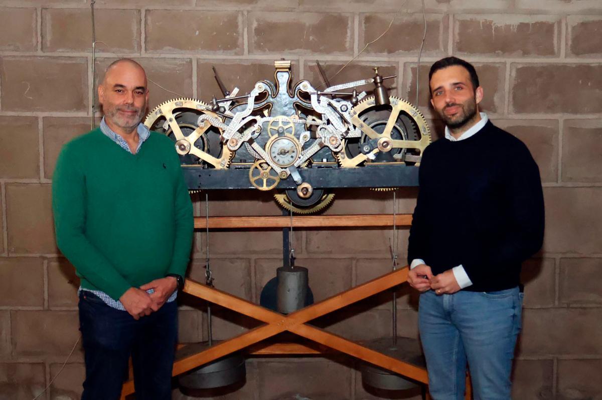 El presidente de Campaners de Morvedre y el alcalde de Sagunt, con el reloj-