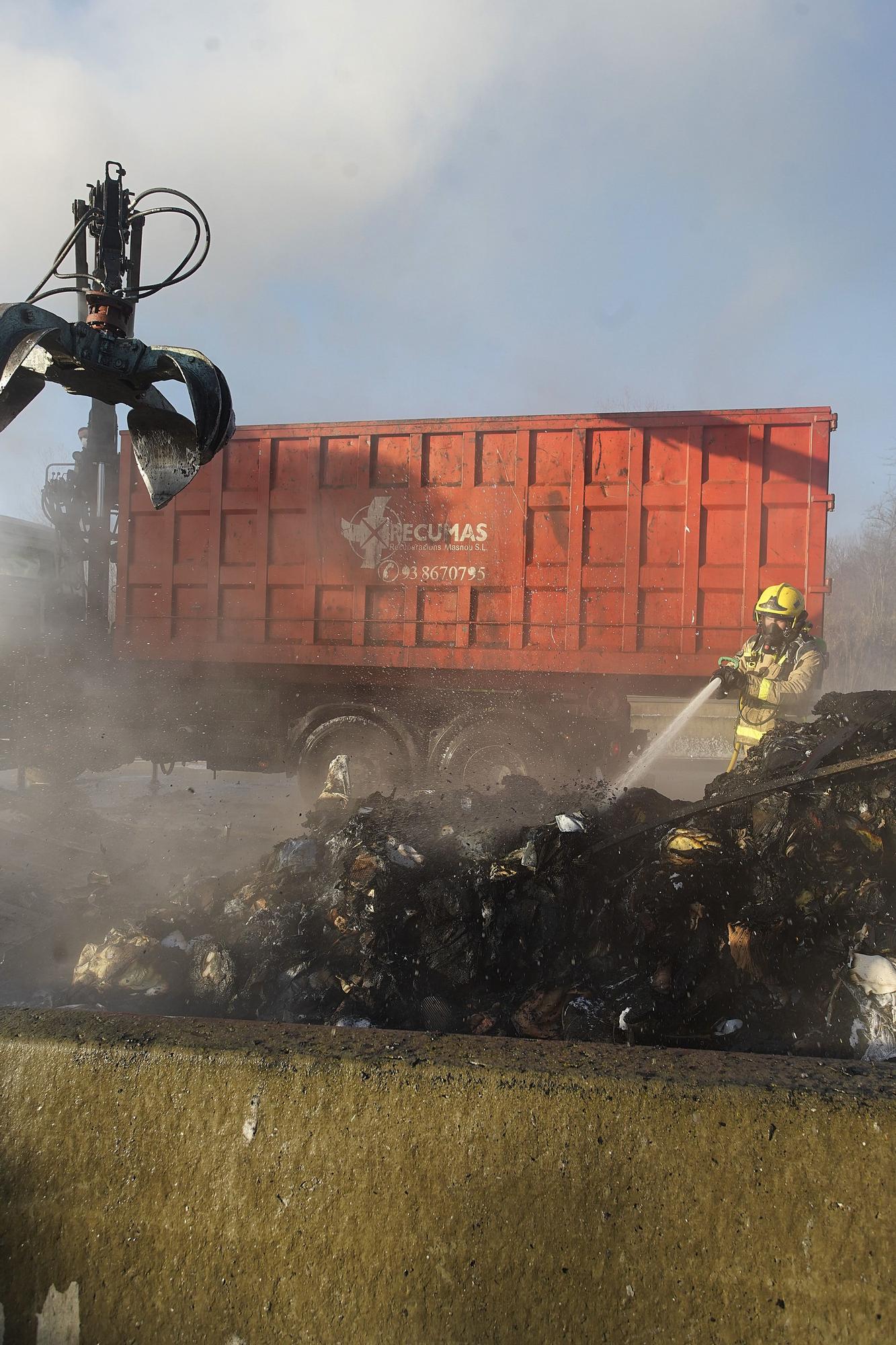 Un camió ha cremat de matinada a Vilablareix i complica la circulació a l'AP-7