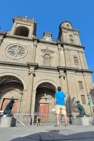 25-09-2018 LAS PALMAS DE GRAN CANARIA. Vallado de la fachada de la catedral por la caída de cascotes. Fotógrafo: ANDRES CRUZ  | 25/09/2018 | Fotógrafo: Andrés Cruz