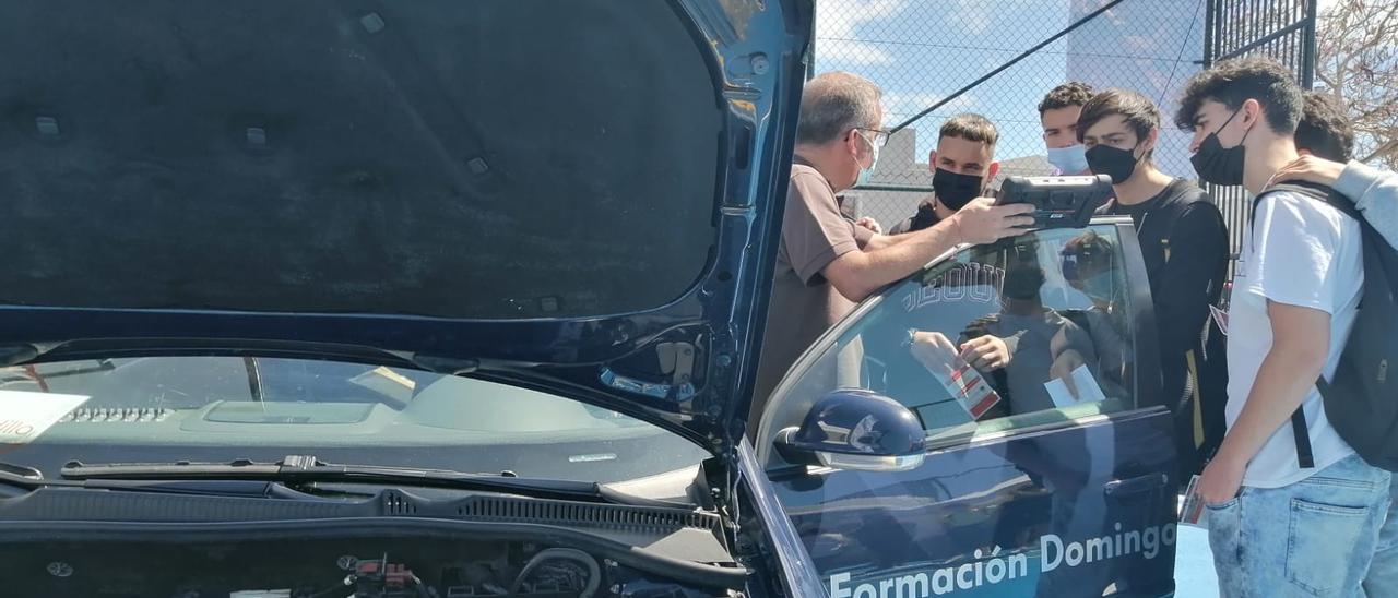 Alumnos se interesan por el Ciclo de Automoción que participa en la Feria de las Profesiones, en El Sobradillo.