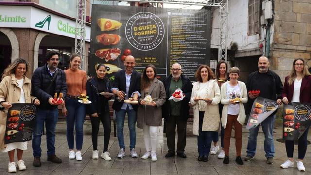 Alcalde, concelleiros e hostaleiros participantes na ruta D-gusta Porriño. | // D. P.