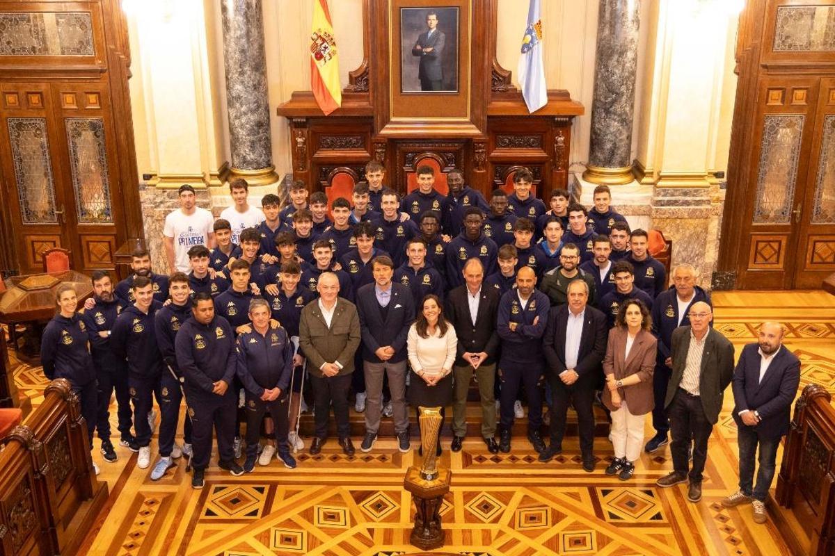 Inés Rey, junto a la plantilla del Fabril, tras recibirlos en el ayuntamiento