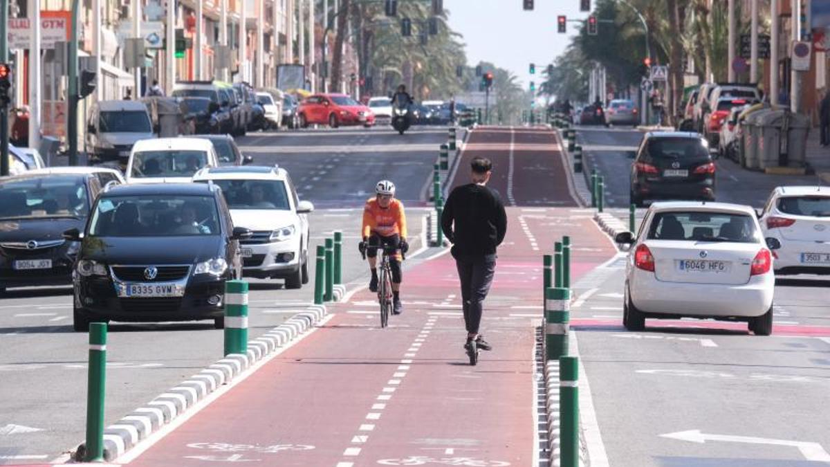 Un patinete y una bicicleta circulando por el carril bici de la avenida de Alicante. | ÁXEL ÁLVAREZ
