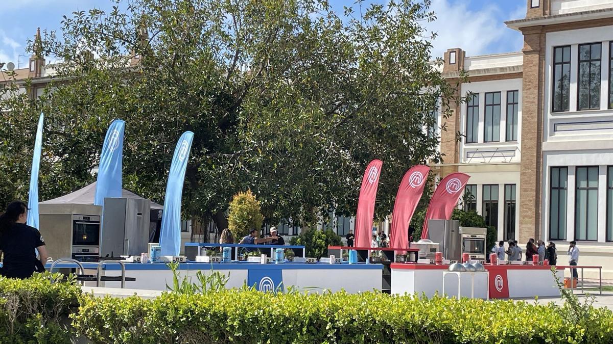 El set de la prueba por equipos de Masterchef en las afueras del Museo Automovilístico y de la Moda, en Tabacalera