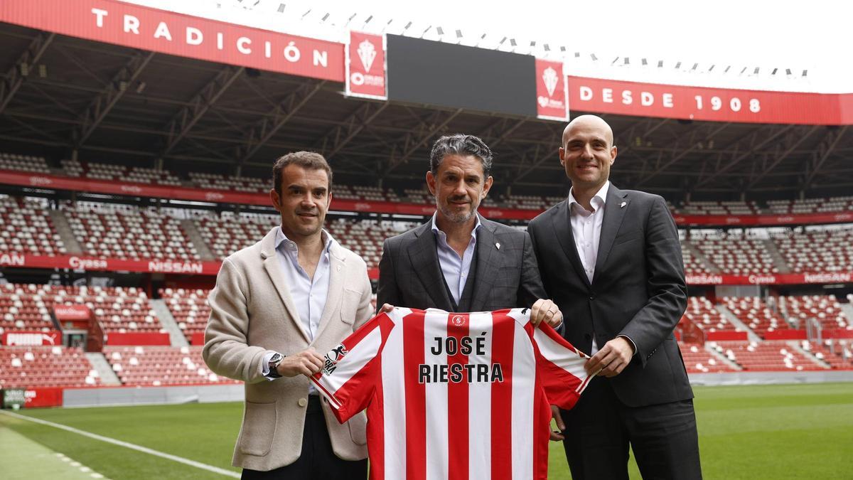 José Riestra, Irarragorri y David Guerra, en El Molinón