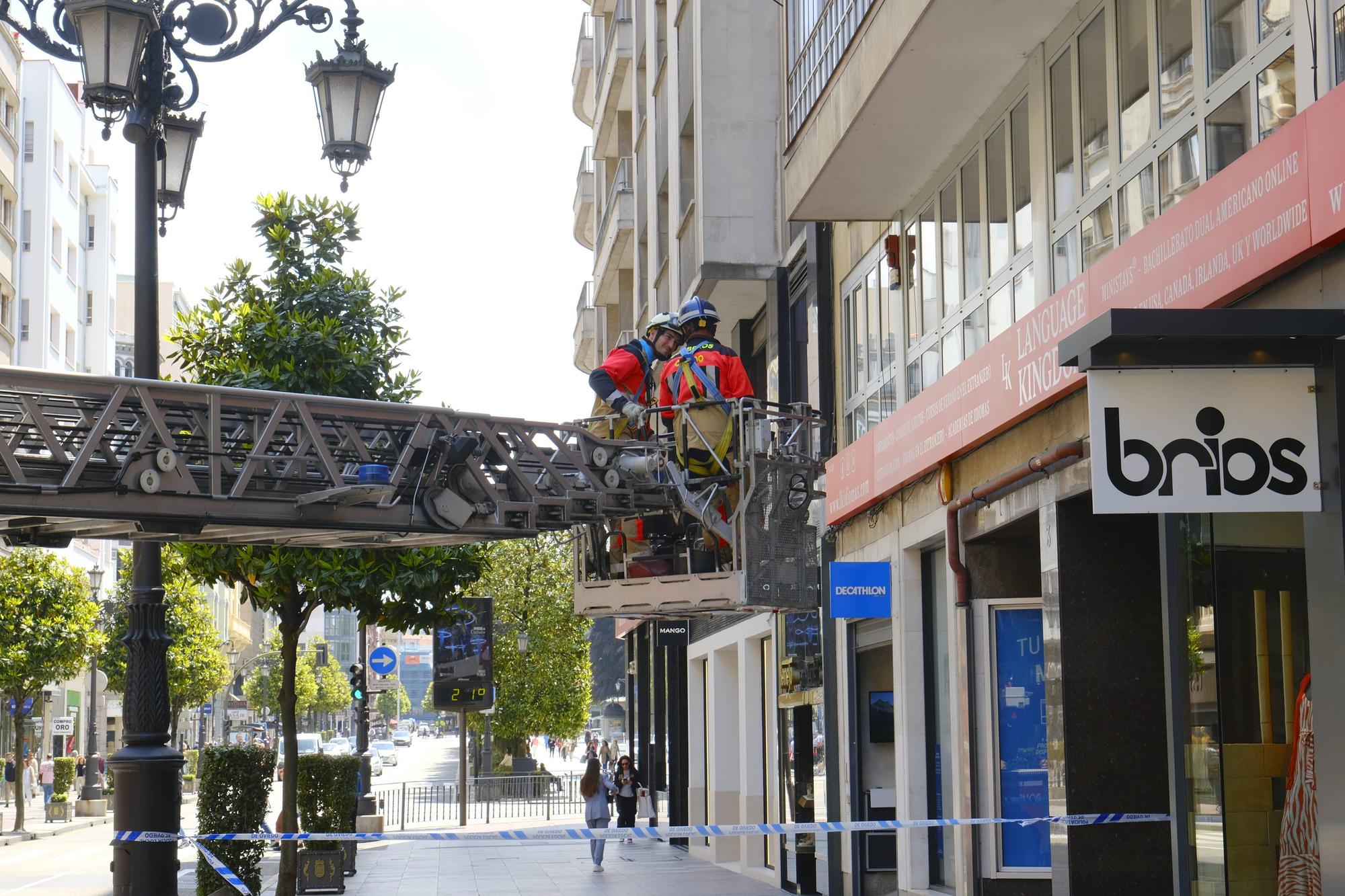 Alarme en la calle Uría de Oviedo por la caída de cascotes en plena vía pública