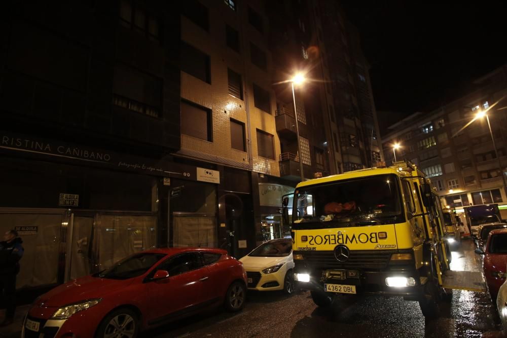 Dos intoxicados en un incendio en Avilés