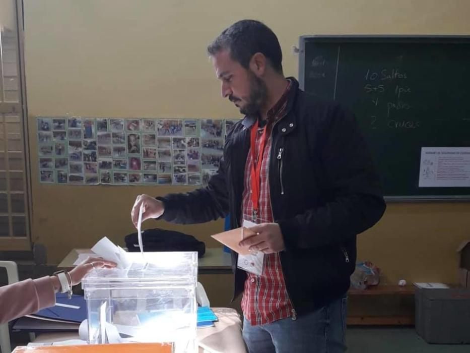 Javier Parra (EU) vota en Paterna.