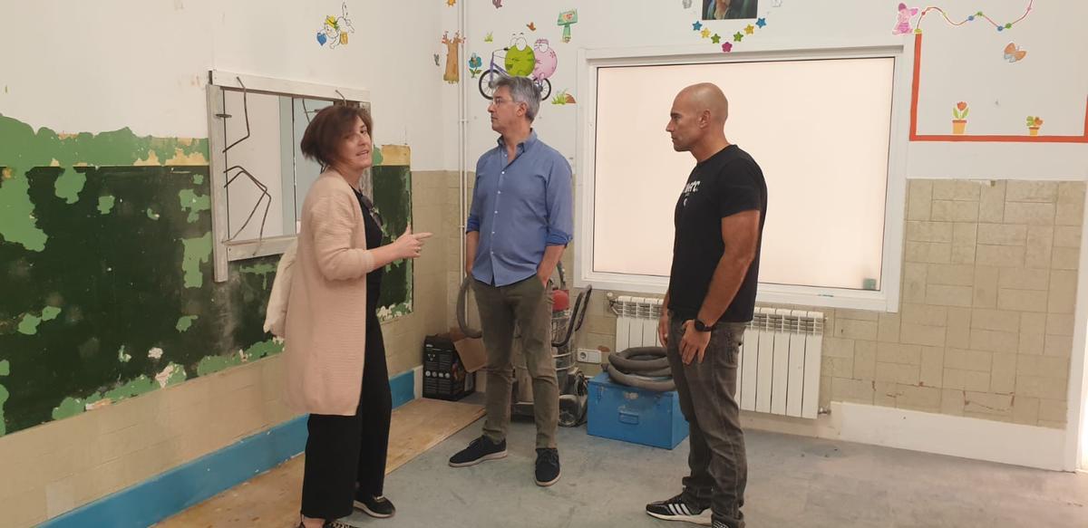 José Cacabelos con los ediles de Educación y Servicios Sociales, Pilar Galiñanes y Quito Parada, visitando las obras de adaptación del "colegio de las monjas".