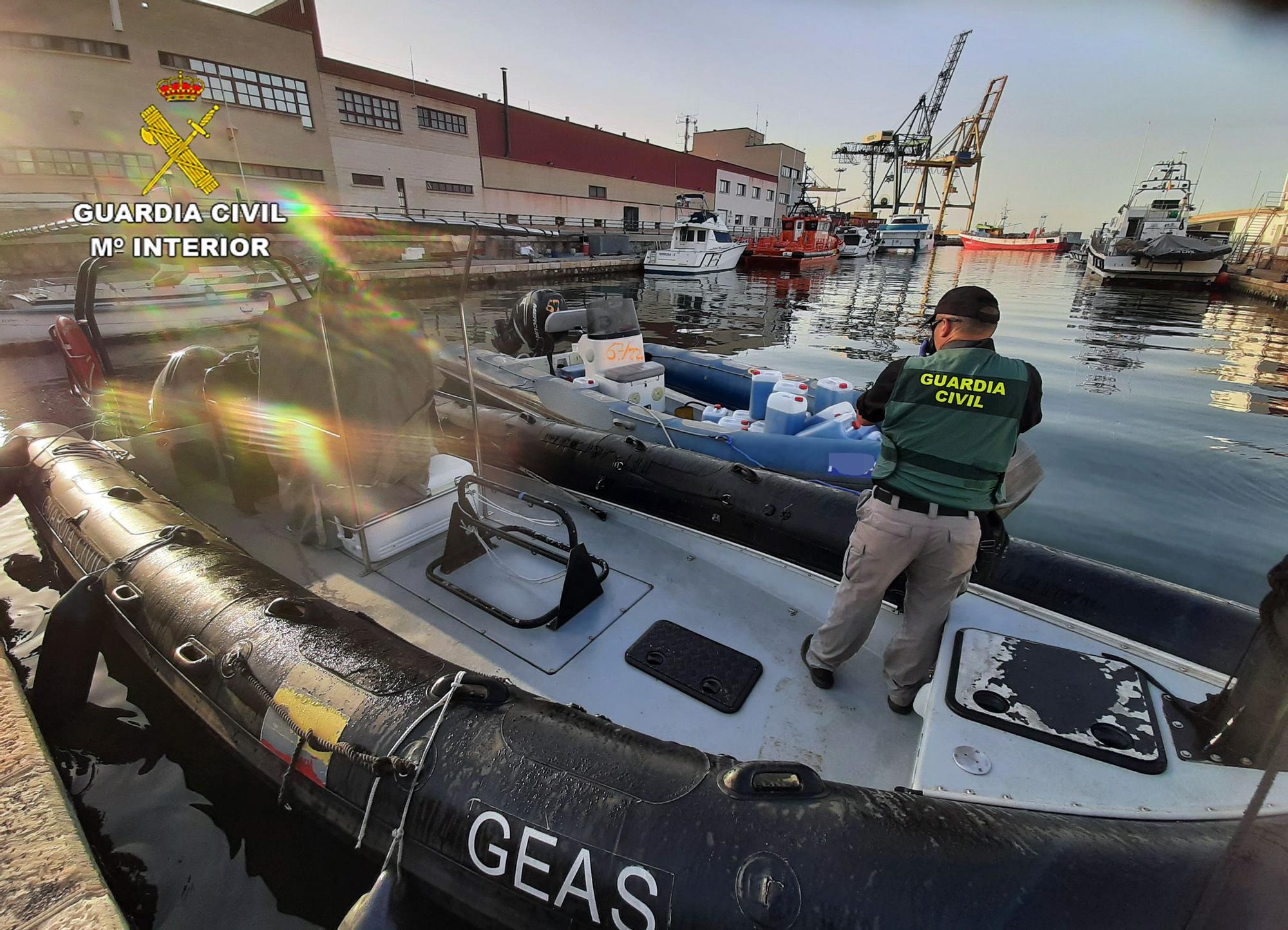 Un agente de la Guardia Civil, junto a la lancha.