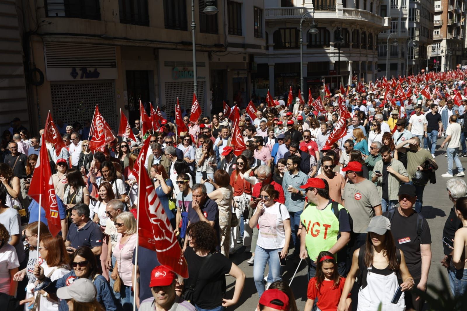 Miles de trabajadores festejan el Primero de Mayo en València